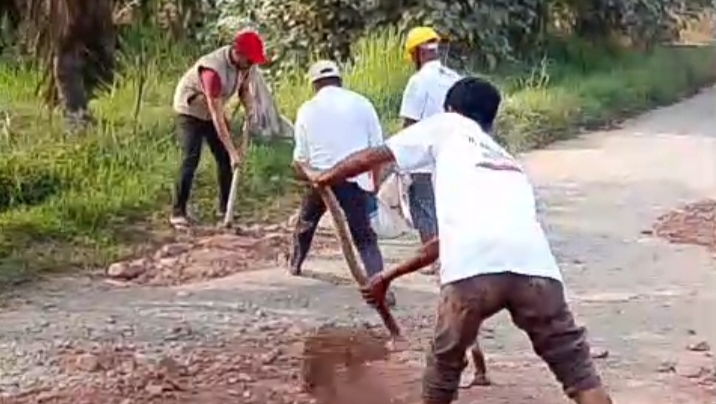 Anggota Dewan Arif Bintoro Tanggap Aspirasi, Timbun Jalan Berlubang di Jalur Pagelaran–Pasir Ukir