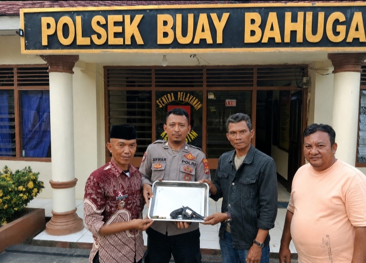 Sadar Hukum, Seorang Warga Bumi Harjo Serahkan Senpi Rakitan Beserta 5 Butir Amunisi ke Polisi