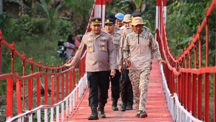 Gerak Cepat Polisi dan Warga Renovasi Jembatan Gantung Bumi Arum Kembali Aman dalam 2 Hari