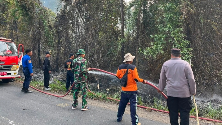 Gerak Cepat Polsek Pesisir Utara Bersama Instansi Terkait Padamkan Kebakaran Hutan Kawasan TNBBS