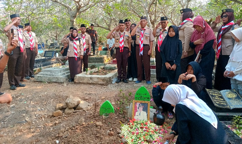 Wabup Pringsewu Pimpin Upacara Pemakaman Mami Fitri