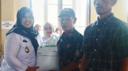 Pemkab Pringsewu Salurkan Bantuan Pangan Kepada 692 Warga Ambarawa Barat