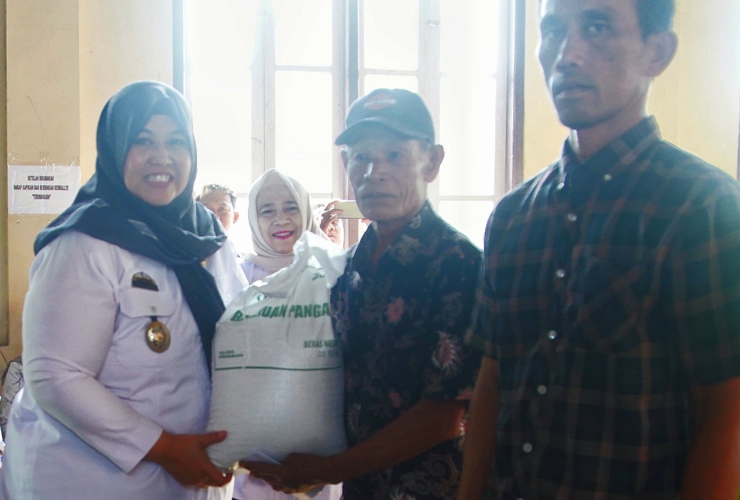 Pemkab Pringsewu Salurkan Bantuan Pangan Kepada 692 Warga Ambarawa Barat