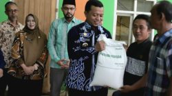 Bupati Pringsewu Serahkan Bantuan Pangan Kepada Warga Fajarmulia Pagelaran Utara 