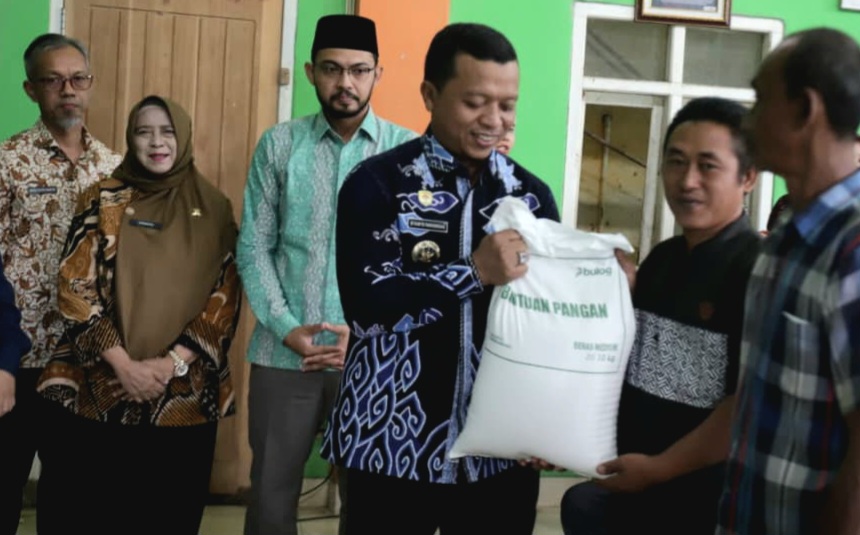 Bupati Pringsewu Serahkan Bantuan Pangan Kepada Warga Fajarmulia Pagelaran Utara 