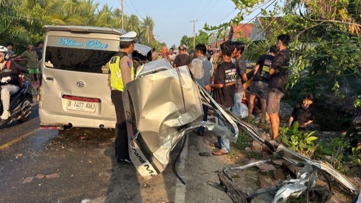 Diduga Microsleep, Grand Max Masuk Jalur Berlawanan dan Tabrak Truck Towing di Jalinbar Pesisir Barat