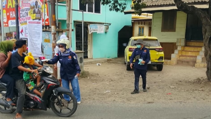 Antisipasi Abu Vulkanik, Karang Taruna Pardasuka Bagikan Masker kepada Pengendara