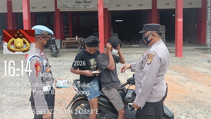Antisipasi Abu Vulkanik, Polsek Ngaras Bagikan Masker kepada Masyarakat