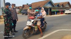 Dampak Abu Erupsi Krakatau, Forkopincam Pagelaran Utara Bagikan Masker kepada Warga