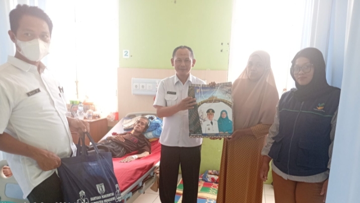 Dinsos Pringsewu Respons Cepat, Jenguk Warga Boy yang Berjuang Melawan Penyakit