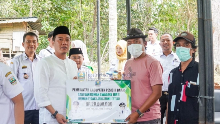 Bupati Dedi Irawan Serahkan Bantuan Rumah Swadaya,617 Masyarakat Pesisir Barat Terima Manfaat