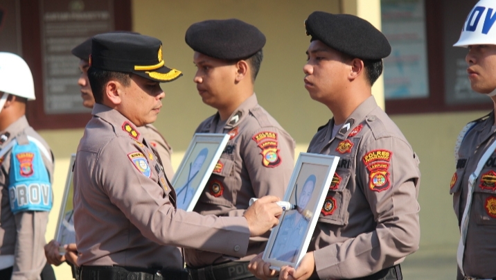 Kapolres Pesisir Barat Pimpin Upacara PTDH Tiga Personel, Tegaskan Komitmen Penegakan Kode Etik Polri