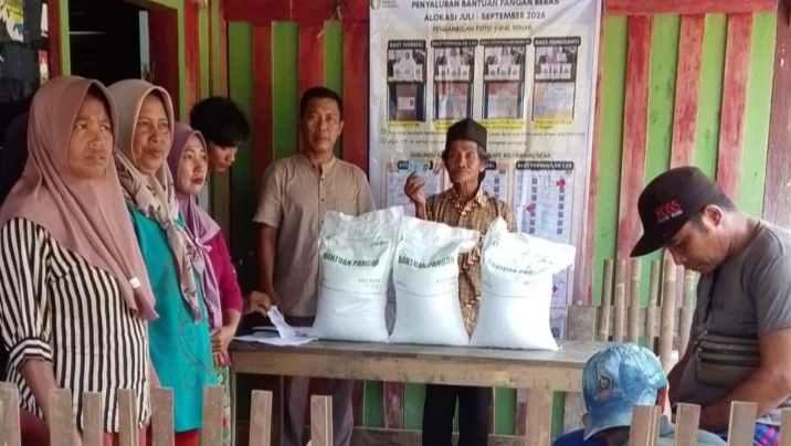 Kepala Pekon Alfian Bagikan Bantuan Pangan, 175 KPM Penerima manfaat Tersalurkan 