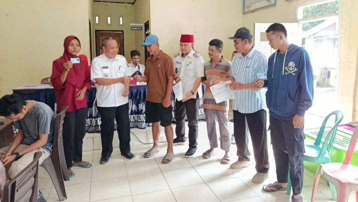 Camat Negeri Agung Serahkan Langsung KTP Warga dalam Pelayanan Jemput Bola Disdukcapil