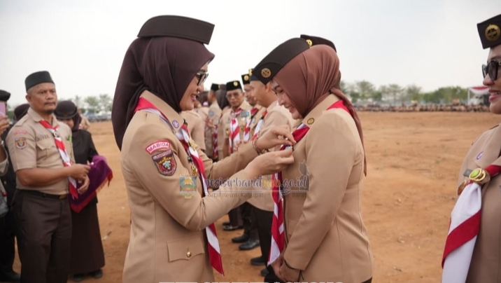 Hadiri Hari Pramuka ke-65 Tingkat Lampung, Ny. Dian Hardiyanti Dedi Terima Lencana Penghargaan