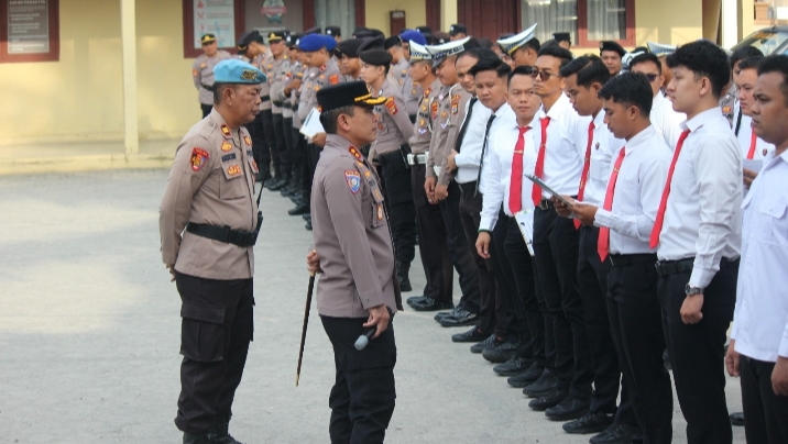 Kapolres Pesisir Barat Pimpin Apel Pagi, Tegaskan Profesionalisme dalam Pelaksanaan Tugas