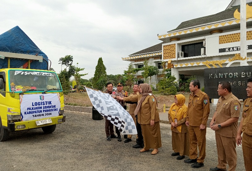Bupati Pringsewu Lepas Pendistribusian Logistik Pemilihan Kapekon Serentak