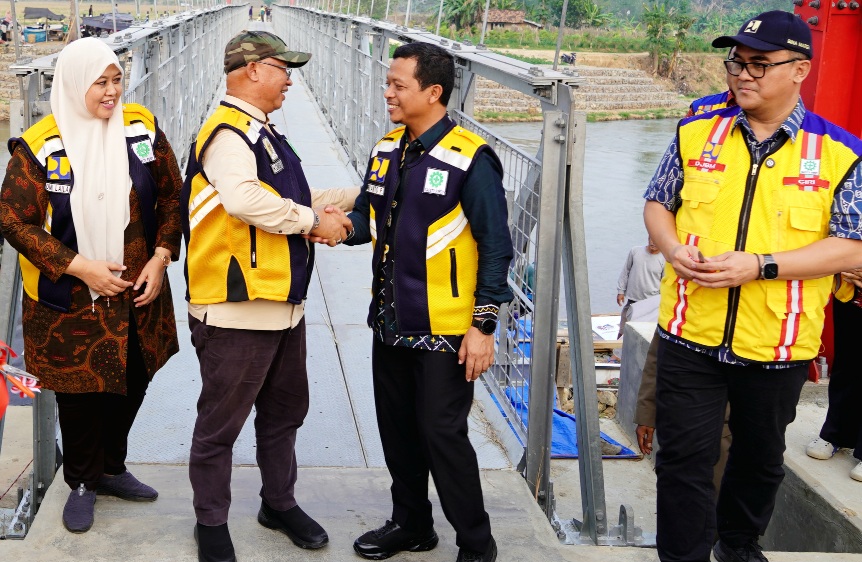 Bupati Pringsewu Resmikan Jembatan Gantung Penghubung Pekon Podosari Dan Sukoharjo IV