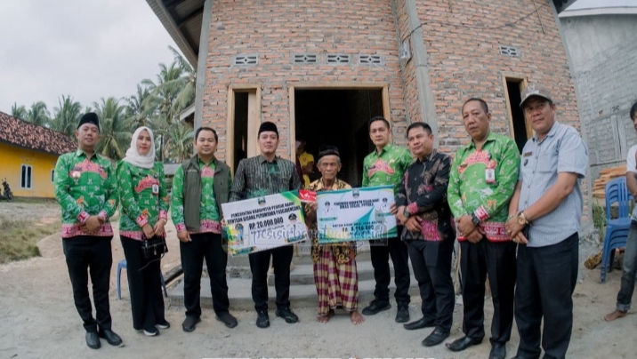 Bupati Dedi Irawan Serahkan Bantuan Dana,Wujud Nyata Pemkab Pesisir Barat Hadir Di Tengah Masyarakat.    