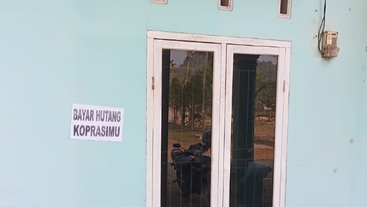 Viral! Kantor Pekon Pajaragung Barat Ditempeli Tulisan “Bayar Hutang Koperasi Mu”, Pelaku Belum Diketahui