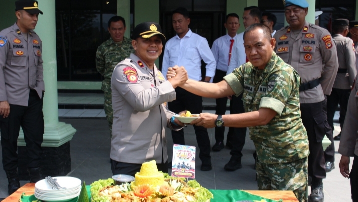 Polres Pesisir Barat Berikan Kejutan HUT ke-81 TNI, Perkuat Sinergitas TNI-Polri