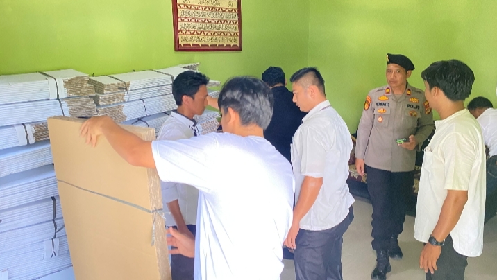 Jelang Pilratin Serentak, Polres Pesisir Barat Kawal Distribusi Logistik ke Gudang Penyimpanan