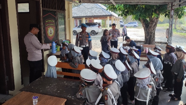 Tanamkan Kedekatan Sejak Dini, 48 Siswa TK AL FATA Field Trip Edukasi ke Polsek Ngaras