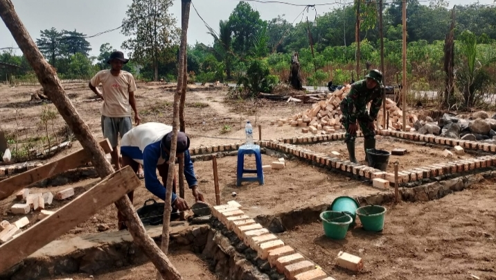 Progres RTLH TMMD ke-130 Kodim 0427/Way Kanan, Sejumlah Rumah Mulai Tahap Pemasangan Pondasi