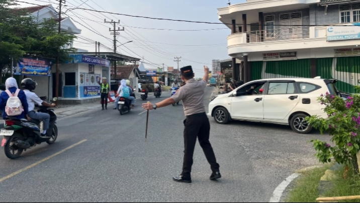 Kapolres Pesisir Barat AKBP Rinto Haivan Simbolon Pimpin Langsung Pengamanan dan Pengaturan Lalin di Simpang Tugu Tuhuk