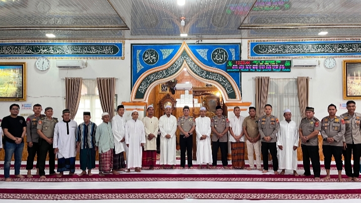 Kapolres Pesisir Barat AKBP Rinto Haivan Simbolon, S.E, S.I.K, M.H. melaksanakan sholat Jum’at keliling di Masjid Ash Shobriyah 
